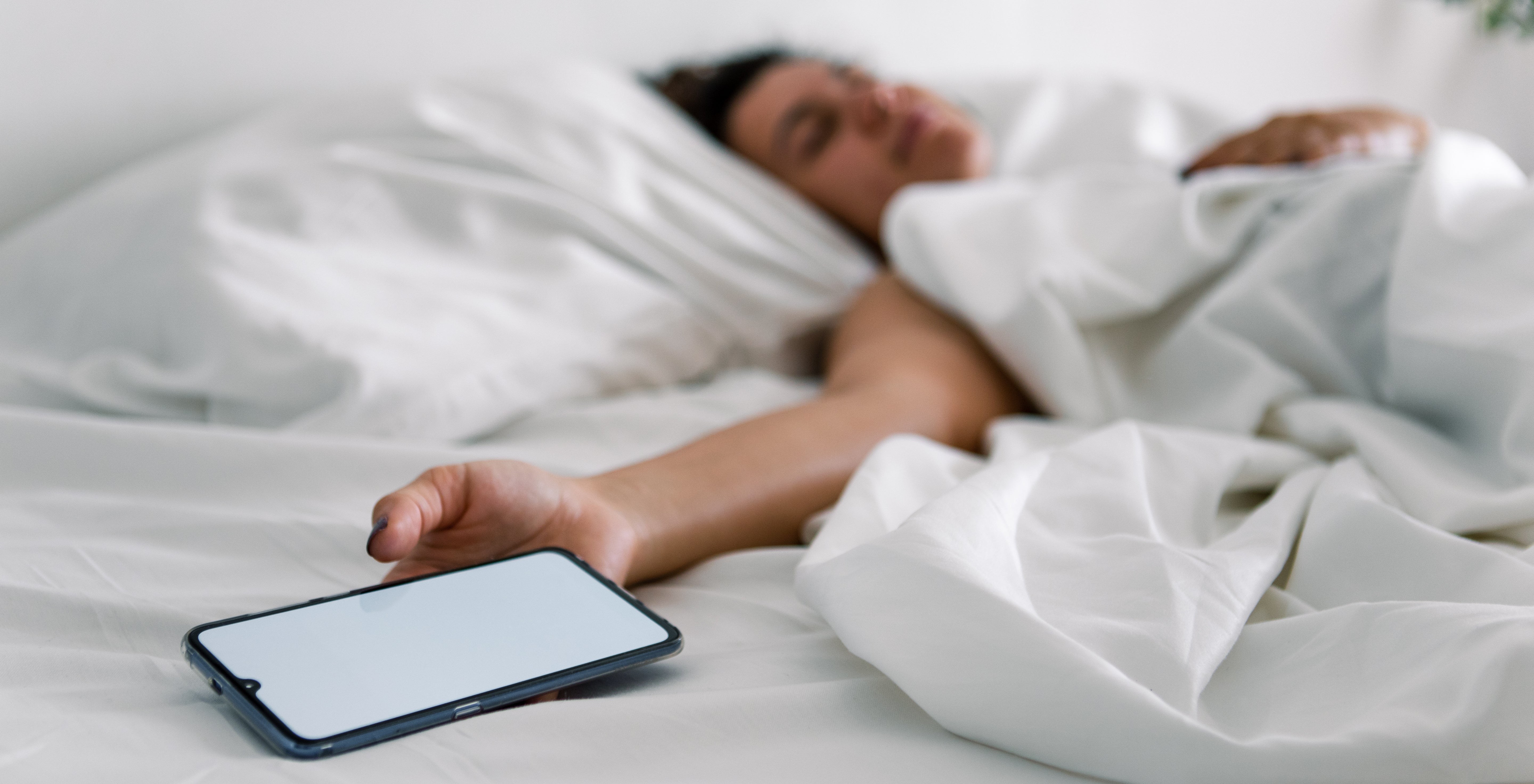Struggling to Give Up Staring At Your Phone At Night? Here Are Ways to Ditch Screen Phones